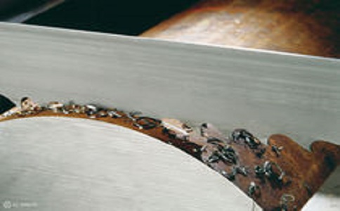 锦州带锯床线速度设定过高，为什么会导致带锯条齿尖发热加速锯条的磨损？